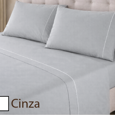 Conjunto de lençóis cinza claro com detalhes brancos em cama estofada bege