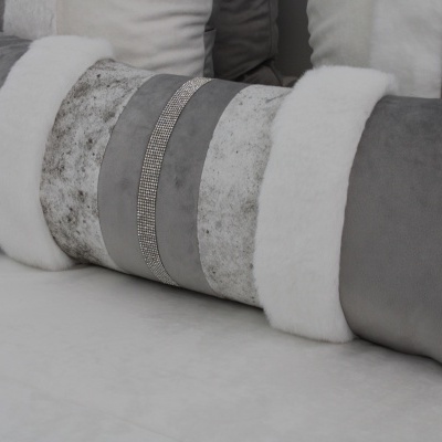 Almofada retangular cinza com detalhes em tecido branco e faixas decorativas cinzentas