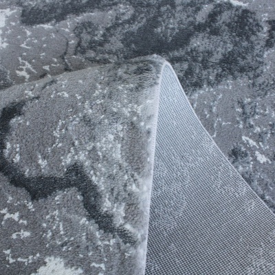 Tapete cinza com padrão e base antiderrapante visível