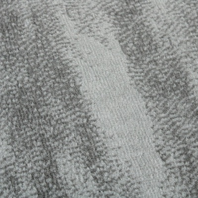 tecido cinzento com padrão abstrato em tons variados e textura felpuda