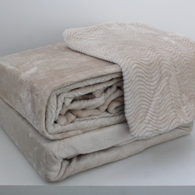 Cobertor ou manta beges com texturas ondulada e lisa