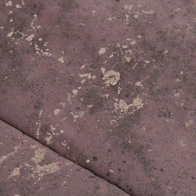 Tecido roxo com manchas douradas e costura visível