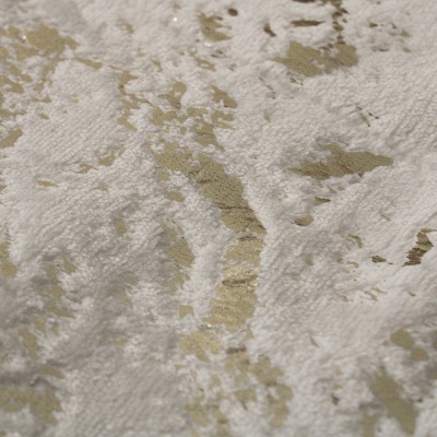 tecido branco com padrão texturizado e detalhes dourados