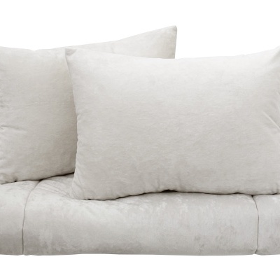 Conjunto de cama creme claro com edredão e duas almofadas