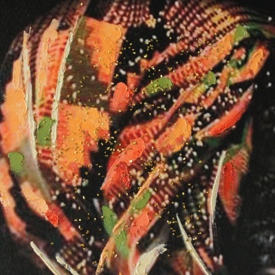 Tábua com várias peças de sushi coloridas sobre superfície escura