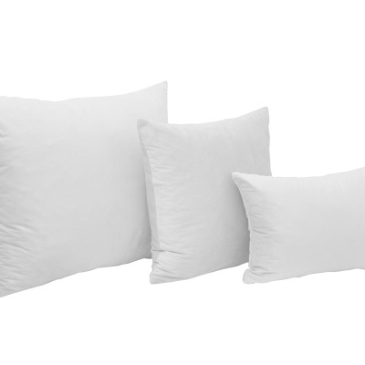 Três almofadas brancas de diferentes tamanhos sobre fundo branco