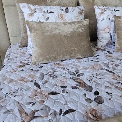 Conjunto cama com almofadas e edredão padrão pássaros e flores tons bege e castanho