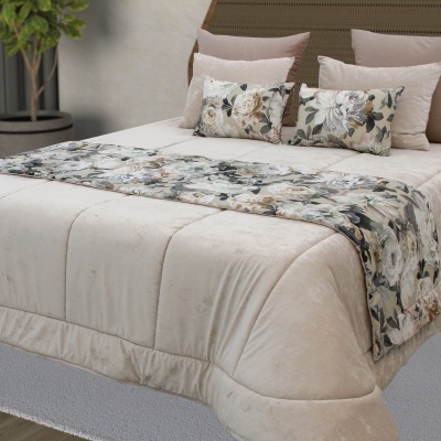 Conjunto de cama bege com almofadas e detalhes florais
