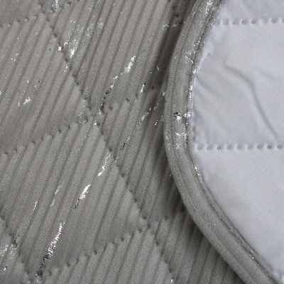 tecido cinzento xadrez com brilho prateado e verso branco acolchoado