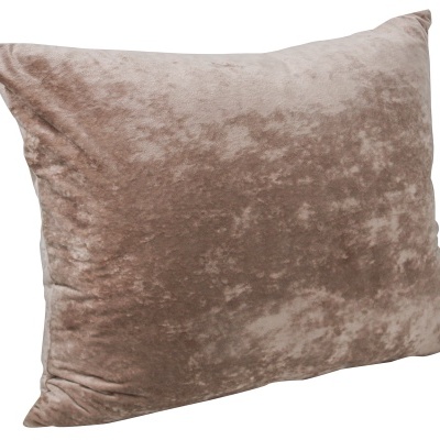 Almofada castanha clara em tecido aveludado