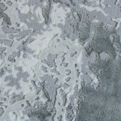 Tapete cinza e branco com padrão abstrato e textura felpuda