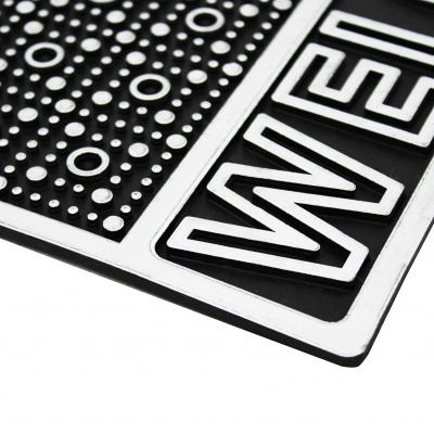 Tapete de entrada preto e branco com padrão de círculos e a palavra WELCOME