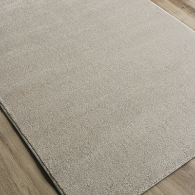 Tapete bege claro sobre chão de madeira clara