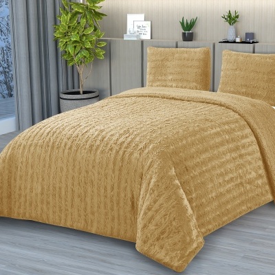 Roupa de cama bege felpuda com textura e padrão ondulado em quarto moderno