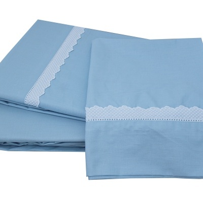 Conjunto de cama azul com renda branca