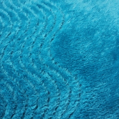 Tapete azul felpudo com padrões circulares e ondulados