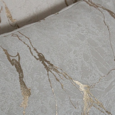 Almofadas cinza com padrão dourado abstrato