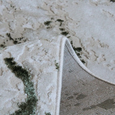 Tapete bege com padrão verde e textura felpuda, parte inferior de trama têxtil.