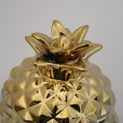 Pineapple decorativo dourado de cerâmica com padrão geométrico