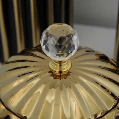 Caixa decorativa dourada com puxador transparente