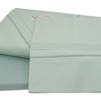 Conjunto de lençóis verdes com padrões de linhas finas