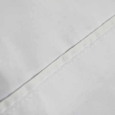 Tecido branco com costura em linha diagonal