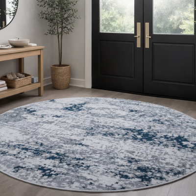 Tapete redondo com padrão abstrato cinza, branco e azul escuro numa sala com portas pretas e consola de madeira.