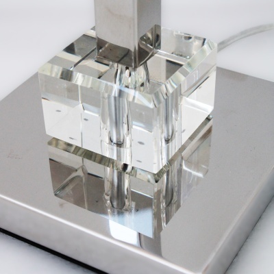 Base de lâmpada de mesa com cubo de vidro transparente e metal polido