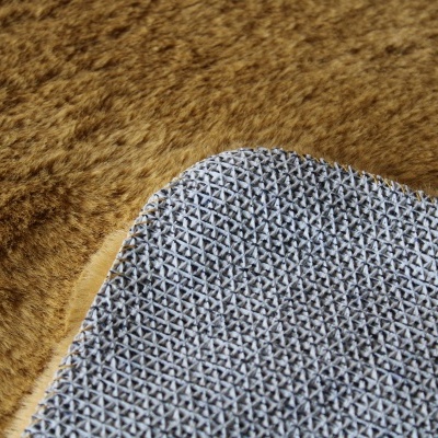 Tapete cinza com padrão antideslizante em cruz sobre pele castanha