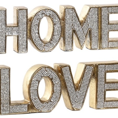Objetos decorativos dourados com palavras HOME e LOVE em cristais