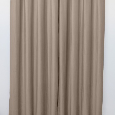 Cortina bege com ilhós metálicos em barra prateada