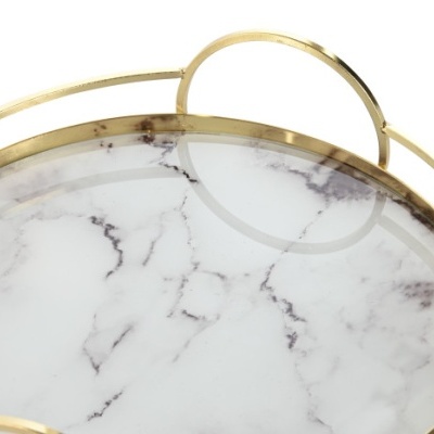 Bandeja redonda com padrão mármore e estrutura dourada