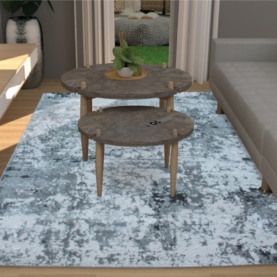 Tapete azul e branco com padrão abstrato numa sala com mesas de madeira e sofá cinzento