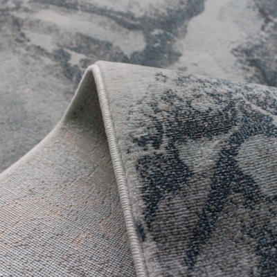 Tapete cinzento e azul com padrão abstrato e textura visível