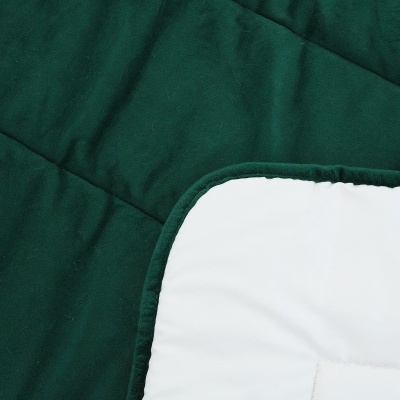 Cobertor ou edredão bicolor com textura aveludada verde e branca lisa