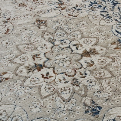 Tapete decorativo com padrão floral em tons de bege, azul e castanho