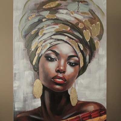 Quadro pintado de mulher negra com turbante cinzento e dourado, brincos grandes dourados e vestido colorido.
