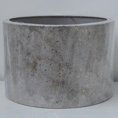 Vaso cilíndrico cinza marmoreado com detalhes dourados em superfície branca