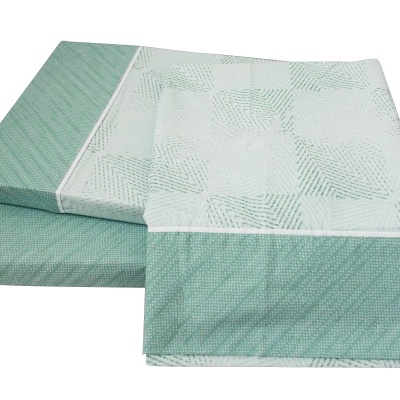 Jogo de cama branco e verde com padrão de folhas