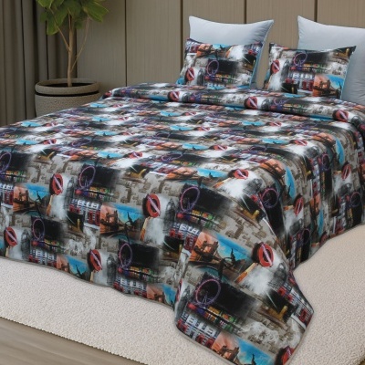 Colcha e fronhas de edredão estampadas com fotos e sinais de trânsito num quarto com carpete bege