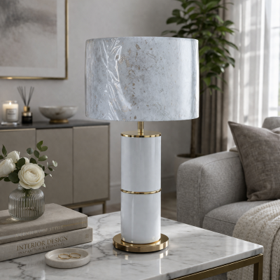 Lâmpada de mesa de mármore branco com detalhes dourados numa mesa de mármore na sala de estar