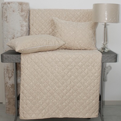 Conjunto têxtil bege claro matelassado com mesa cinza e candeeiro