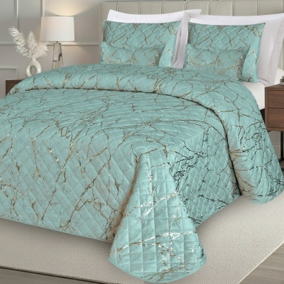 Roupa de cama azul claro com padrão mármore dourado e preto numa cama branca em quarto moderno