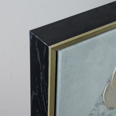 Canto de moldura preta com detalhe dourado e parte de tela pintada