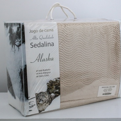 Jogo de cama beige em embalagem plástica com texto e imagem de jaguar