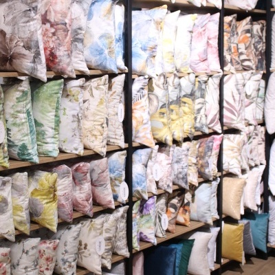 Prateleira com almofadas decorativas coloridas e com padrões florais