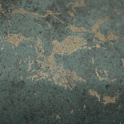 Tecido verde com padrões dourados irregulares e textura rugosa