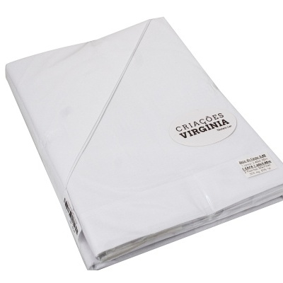 Lençol branco dobrado com etiquetas visíveis