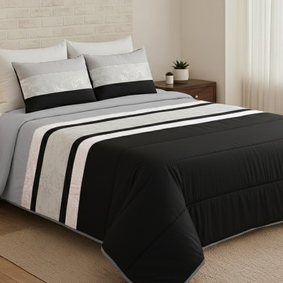 Cama com edredão e almofadas em riscas preto, cinza e branco, quarto com móveis de madeira escura e parede branca