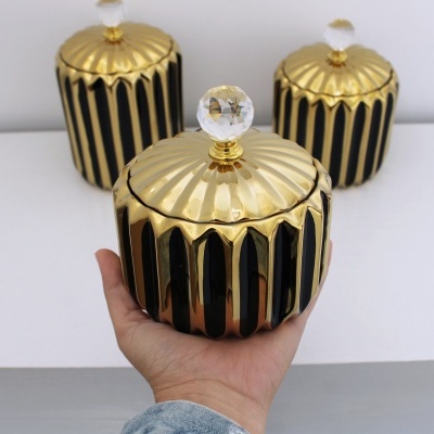 Frascos decorativos dourados e pretos com tampas e puxadores de bola de cristal
